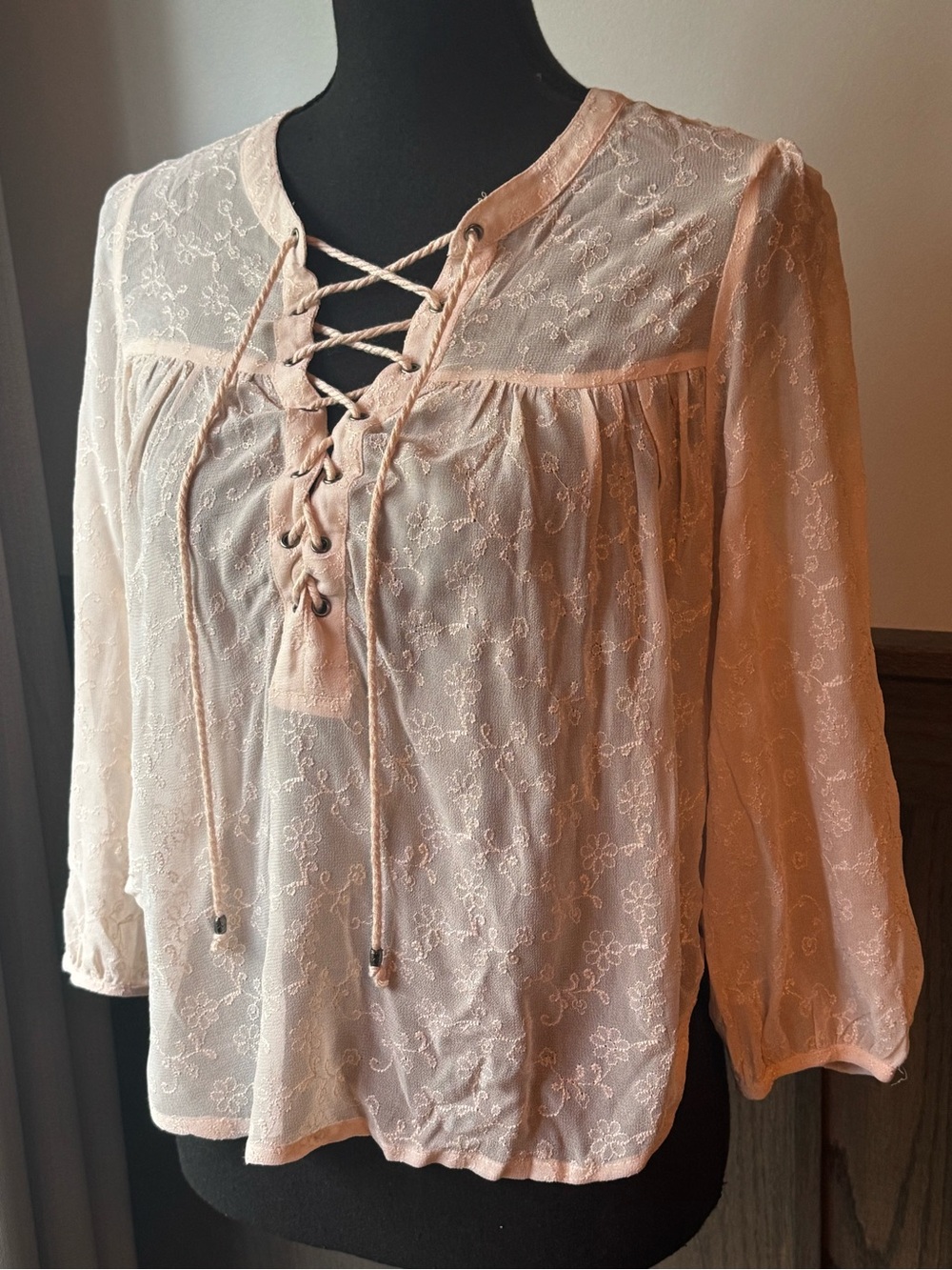 Forever 21 Women’s Lace-Up Floral Embroidered Blouse - Light Pink small - Picture 2 of 8
